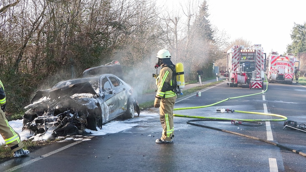 Mercedes brannte in voller Ausdehnung kurz vor der Stadtgrenze © Patrick Schüller