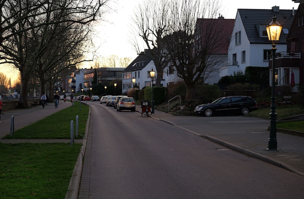 Rheinallee in Heerdt mit Leuchten des historischen Modells Alt Düsseldorf, die im Mai 2025 mit LED-Technik umgerüstet wurden © Landeshauptstadt Düsseldorf/Amt für Verkehrsmanagement