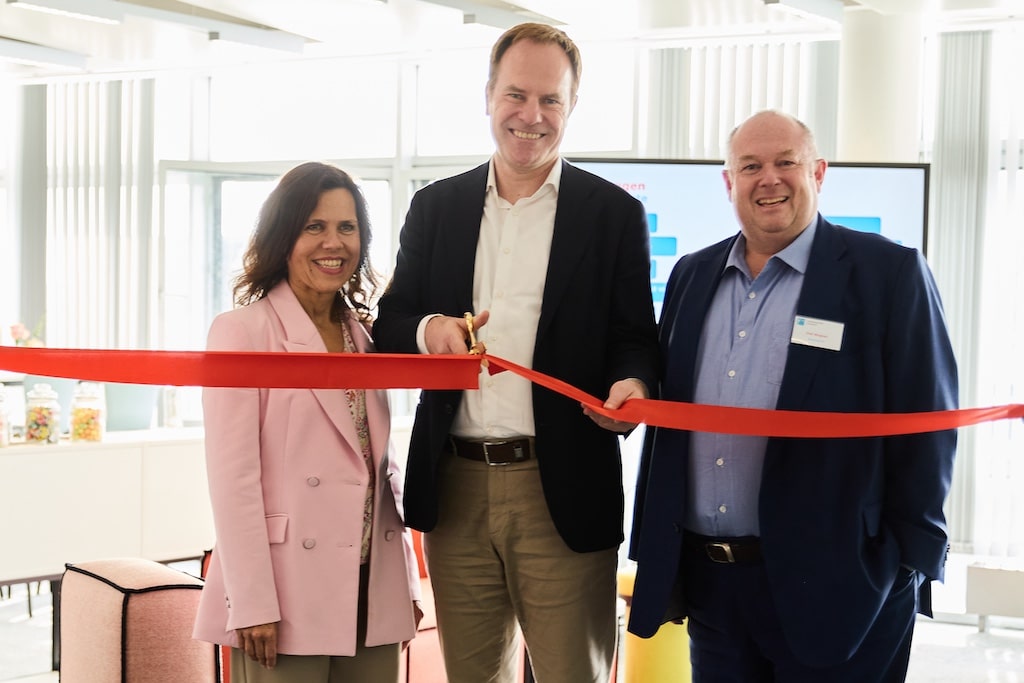 Oberbürgermeister Dr. Stephan Keller eröffnete das Ausbildungsbüro an der Fischerstraße 2 am Montag, 23. März, gemeinsam mit Olaf Wagner, Beigeordneter für Personal, Organisation, Digitalisierung und Bürgerservice, und Bettina Mötting, Leiterin des Hauptamtes. © Landeshauptstadt Düsseldorf/Lasse Rotthoff