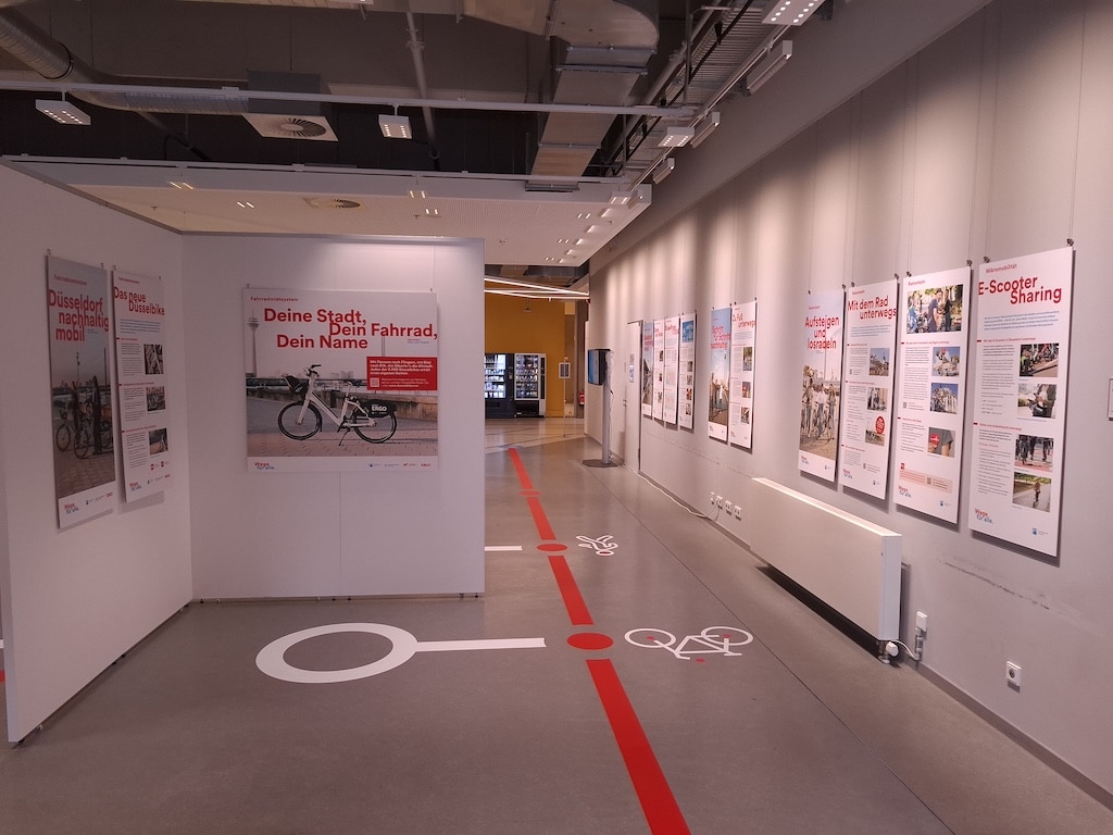 Blick in die Ausstellung Mit der Ausstellung "Wege für alle - Düsseldorf nachhaltig mobil", die von Mittwoch, 25. März, bis Sonntag, 26. April 2026 in der Zentralbibliothek, Konrad-Adenauer-Platz 1, zu sehen ist. © Landeshauptstadt Düsseldorf/Amt für Verkehrsmanagement