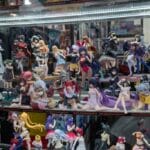 m 23. Mai 2026 steht in Düsseldorf wieder alles im Zeichen der japanischen Kultur und die Vorbereitungen für den diesjährigen Japan-Tag Düsseldorf/NRW sind in vollem Gange. Die ersten Programmpunkte stehen bereits fest. Entlang der Rheinuferpromenade gibt es ein vielseitiges Bühnenprogramm aus japanischen Tanz-Performances, Musikgruppen, traditionellen Kampfkünsten und verschiedenen Kulturangeboten.  MIKAGE PROJECT als Hauptact Als Hauptact tritt das japanische Trio MIKAGE PROJECT am 23. Mai ab ca. 21:45 Uhr auf der Hauptbühne am Burgplatz auf. Die drei Musiker Satô Kôki, Asano Shô und Homma Takashi verbinden traditionelle Min’yô-Volkslieder mit modernen Arrangements und machen sie so für kommende Generationen zugänglich. Seit der Gründung in 2020 hat die Bands mehrere EP’S veröffentlicht und bereits internationale Bühnenerfahrung gesammelt, unter anderem bei Auftritten in Thailand, Malaysia und den USA. Im Mai 2026 kommt MIKAGE PROJECT erstmals nach Deutschland.  Japan-Woche 2026 Anlässlich des Japan-Tages findet in diesem Jahr erneut die Japan-Woche statt. Dies ist eine Erweiterung des langjährig bestehenden Rahmenprogramms und soll die japanische Kultur in Düsseldorf über den Japan-Tag hinaus über mehrere Tage hinweg erlebbar machen. Die Woche umfasst zahlreiche Events und Aktivitäten in Düsseldorf, wie zum Beispiel spezielle Ausstellungen, Führungen und Workshops zu japanischer Kunst, Geschichte und Kultur, angeboten von lokalen Museen und Galerien, aber auch Veranstaltungen zu den Themen japanische Musik und Popkultur. Mit dabei sind unter anderem das Stadtmuseum Düsseldorf, das EKO-Haus und der japanische Garten. Das komplette Programm finden Sie unter www.japantag-duesseldorf-nrw.de/erleben/programm.  Der 20. Manga-Zeichenwettbewerb – Wir feiern Jubiläum! Der Manga-Zeichenwettbewerb wird auch dieses Jahr wieder von Takagi Books zusammen mit der DoKomi ausgerichtet. Er findet am 23. Mai in der Zentralbibliothek im KAP1, direkt am Hauptbahnhof entlang des Laufwegs zur Veranstaltungsfläche gelegen, statt. Der Wettbewerb findet von 9:30 bis 17:30 Uhr statt. Alle Infos zum Wettbewerb finden Sie unter https://content.mangawettbewerb.de/.   Verändertes Veranstaltungsgelände  Aufgrund aktueller Baumaßnahmen wird sich das Veranstaltungsgelände des Japan-Tags in diesem Jahr verändern. Während sich das Gelände bislang von der Reuterkaserne bis zur Landtagswiese erstreckt hat, erfolgt nun eine neue räumliche Anordnung:  Die Veranstaltungsfläche beginnt nun bereits im Rheinpark mit dem neuen Standort des beliebten Samurai Heerlagers, des Bogenschießens und der Sportbühne. Das Parkplatzgelände auf Höhe der Rheinterrasse ist der neue Standort der Popkultur-Bühne. Ab dort verlaufen die Stände dann entlang der Rheinuferpromenade und enden im Süden vor der Rheinkniebrücke. Der Standort der Hauptbühne bleibt unverändert auf dem Burgplatz. Die Anzahl der Stände und Aktionen bleibt trotz dieser Verschiebung auf dem Niveau der Vorjahre.  Wirtschaftstag Japan 2026 Der Wirtschaftstag Japan findet als Wirtschaftsprogramm des Japan-Tags und als größte deutsch-japanische Wirtschaftskonferenz am Montag, den 27. Mai 2026, in Düsseldorf statt. Vertreter:innen japanischer und deutscher Unternehmen präsentieren in diesem Jahr zukünftige Perspektiven und Anwendungen zum Thema „Die Verwirklichung der Kreislaufwirtschaft durch die Kommerzialisierung neuer Ideen und Verfahren“. Die Veranstaltung richtet sich an Fachbesucher:innen. Anmeldungen sind ab dem 9. April möglich. Aktuelle Informationen unter www.wirtschaftstagjapan.de.  Alle weiteren Informationen zum Japan-Tag Düsseldorf/NRW finden Sie auf der offiziellen Website unter www.japantag-duesseldorf-nrw.de.