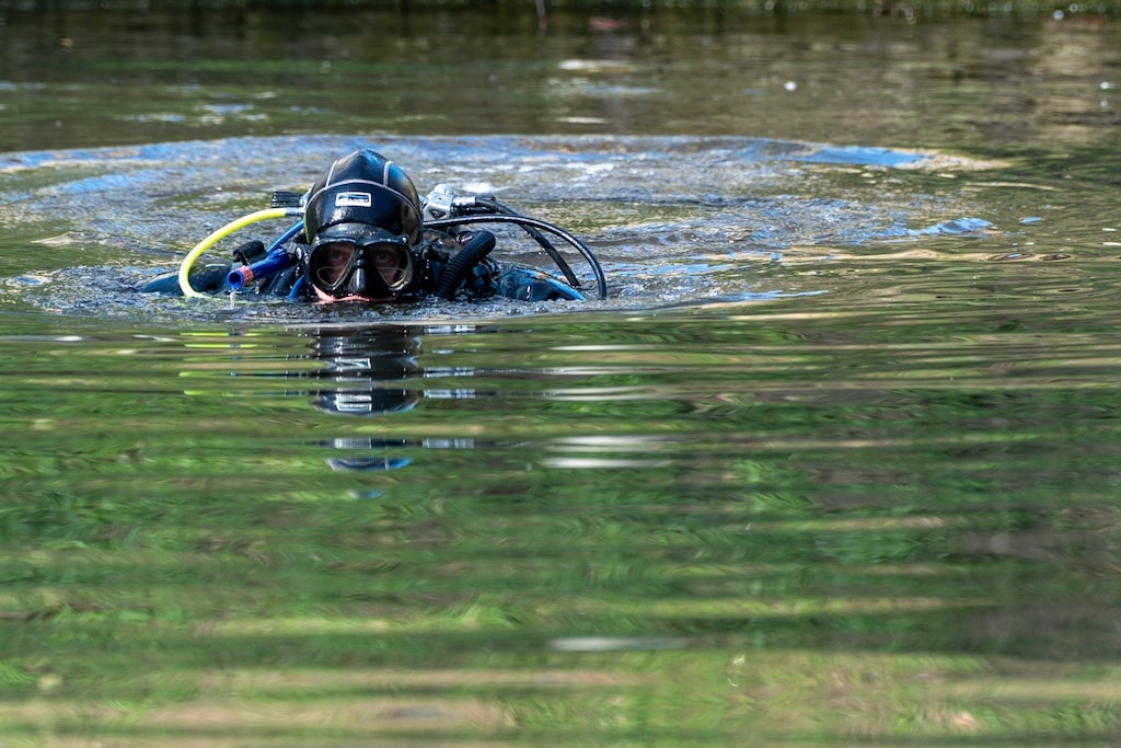 Auch er Kö Graben wurden von Mülle befreit. Das Team Blocksdorf organisierte die Aktion der DUC-Taucher im Kö-Graben. Gefunden wurden vor allem Transportmittel wie Fahrräder oder E-Roller. © LB / Olaf Oidtmann
