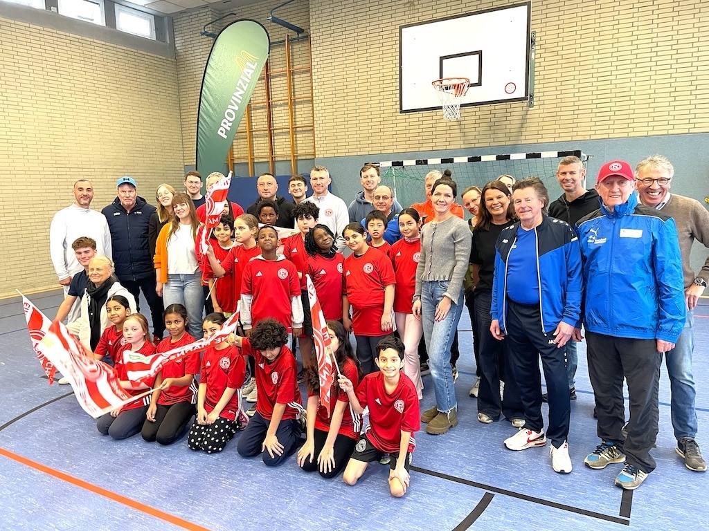 Alle Beteiligten der Bolzplatzhelden-Eröffnung