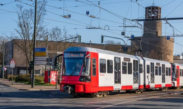 Mehr Rot für mehr Sicherheit: Erste Rheinbahn mit neuer Front im Linienbetrieb