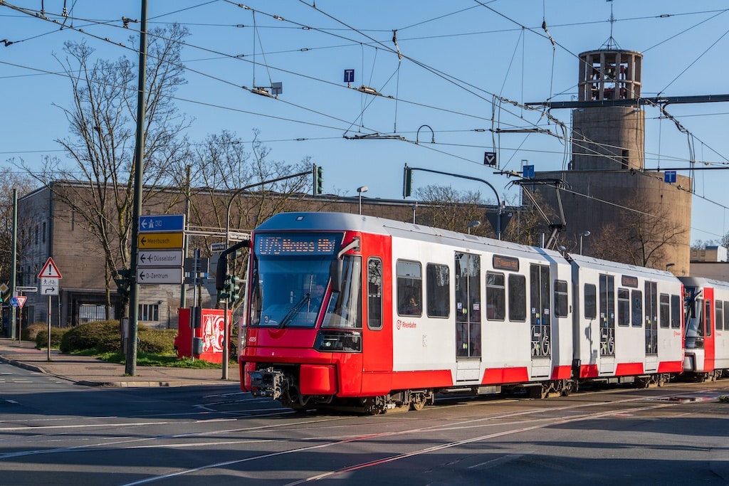 „Mehr Rot für mehr Sicherheit: Seit heute setzt die Rheinbahn diese neu lackierte Hochflurbahn im regulären Linienbetrieb ein – als Teil der Sicherheitsstrategie 2030.“ Foto: Rheinbahn