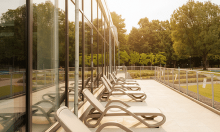 Sonne, Liegen, Badevergnügen: Badehaus Benrath eröffnet neue Sonnenterrasse