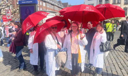 Apotheker demonstrieren auf dem Burgplatz in Düsseldorf – mehrere hundert Teilnehmer vor&nbsp;Ort