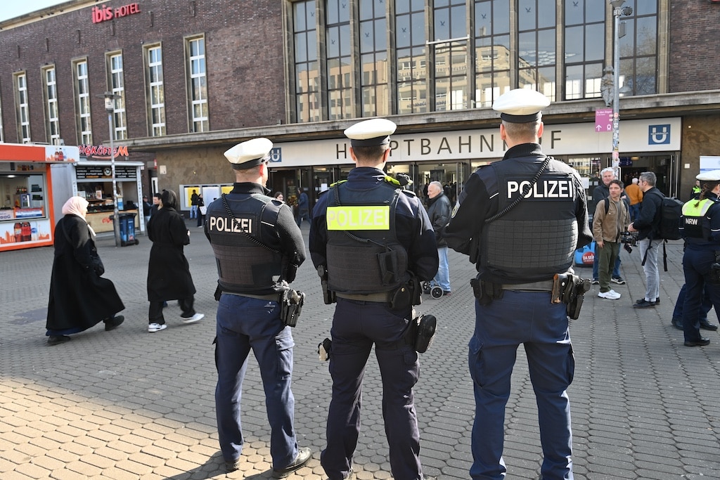 Symbobild Polizei am Hauptbahnhof © Lolakbüro