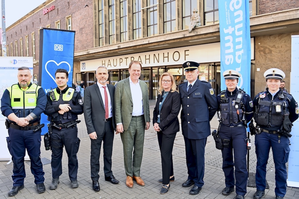 Oberbürgermeister Dr. Stephan Keller hat die neuen "SiBu-Streifen" mit Polizeipräsidentin Miriam Brauns, Thomas Hermsen, Leiter Bundespolizeiinspektion Düsseldorf, sowie Henryck Fiedler, Leiter DB Sicherheit in NRW, vorgestellt. Die "SiBu-Streifen" bestehen aus Einsatzkräften von Bundes- und Landespolizei, Ordnungs- und Servicedienst der Landeshauptstadt Düsseldorf sowie DB Sicherheit. Aufgabe dieser Streifen ist es, durch abgestimmtes, professionelles Handeln sowie der Bündelung aller Zuständigkeiten dazu beizutragen, das Bahnhofsumfeld nachhaltig zu stabilisieren. © Lokalbüro