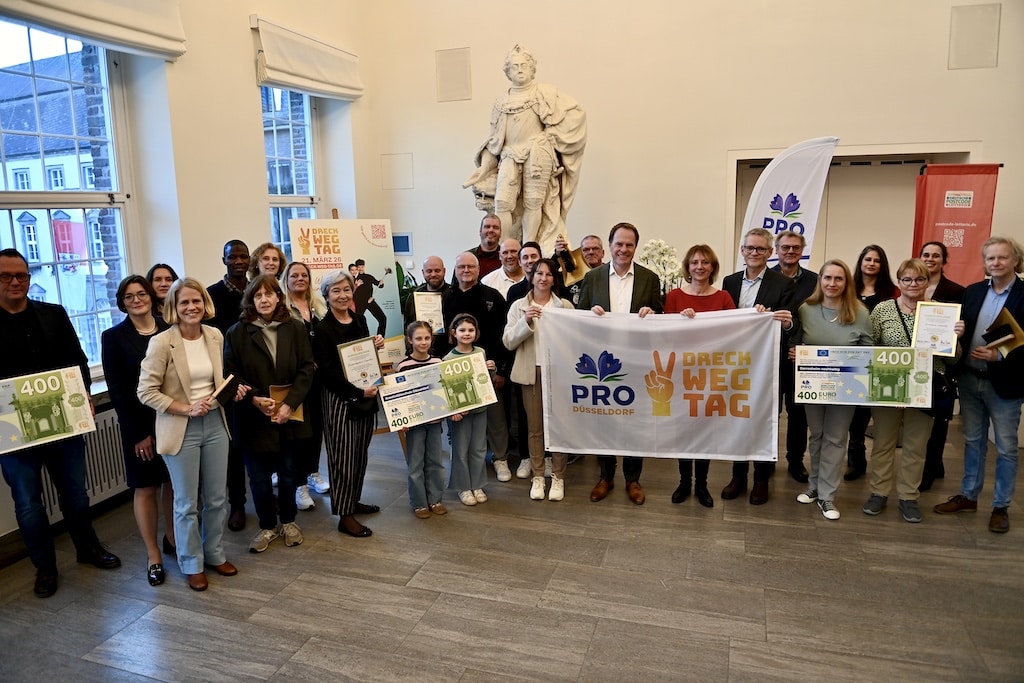 Oberbürgermeister Dr. Stephan Keller (M.), Renate Böhm (M.r.), Vorsitzende von Pro Düsseldorf, und Dominic McVey (M.r.), Deutsche Postcode Lotterie DT gGmbH, mit den Gewinnerinnen und Gewinnern der drei Goldenen Besen: Mitarbeiterinnen und Mitarbeiter der AWISTA, die Initiative "Gerresheim Nachhaltig" und die Kreativitätsschule Düsseldorf e. V. wurden für ihren Einsatz beim Dreck-weg-Tag 2025 ausgezeichnet. © Lokalbüro