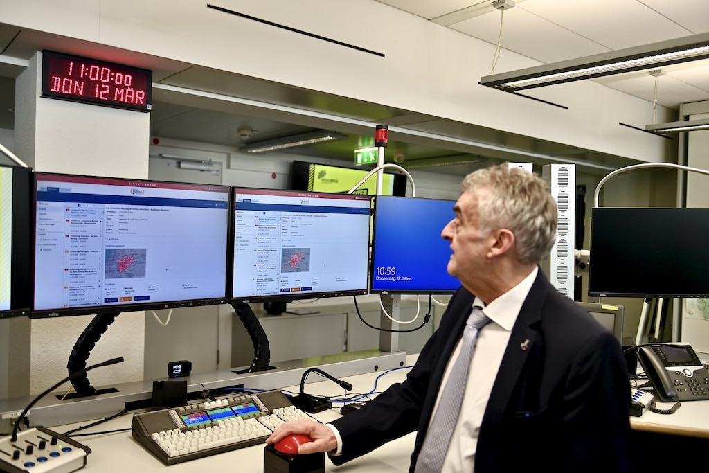 Innenminister Herbert Reul eröffnete den landesweiten Warntag persönlich im Lagezentrum der Landesregierung. © Lokalbüro