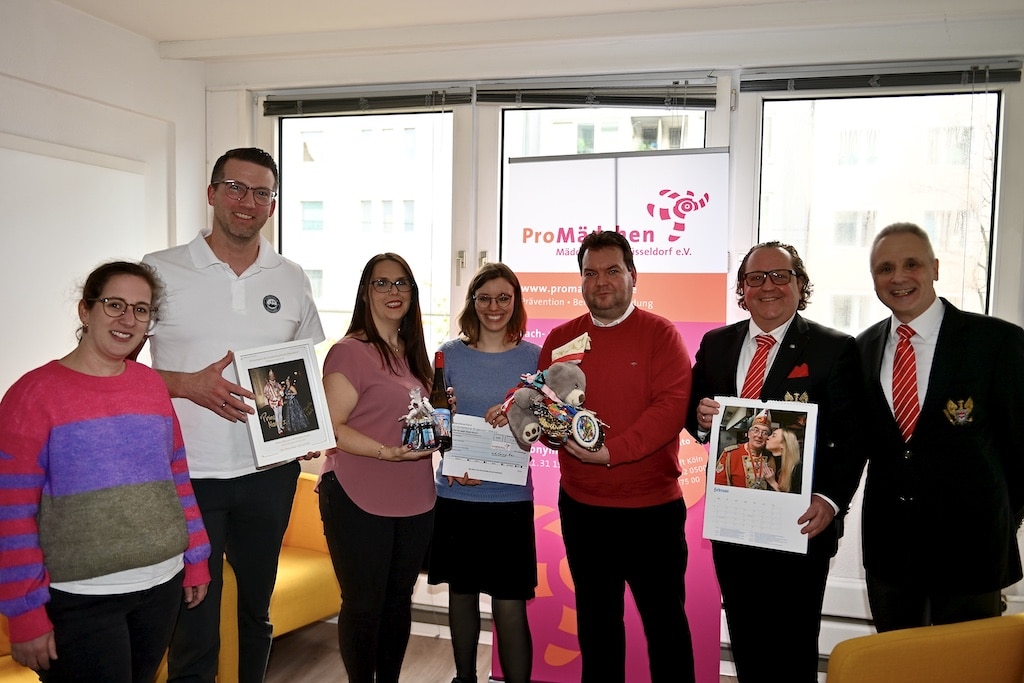 v.l. Jasmin Lichtenveld, Ex-Prinzen Paar Marcus Hülscher und Nicole Nothen, Sarah Pastors, Thomas Büchner, Rene Falkenberg und Frank Haak © Lokalbüro