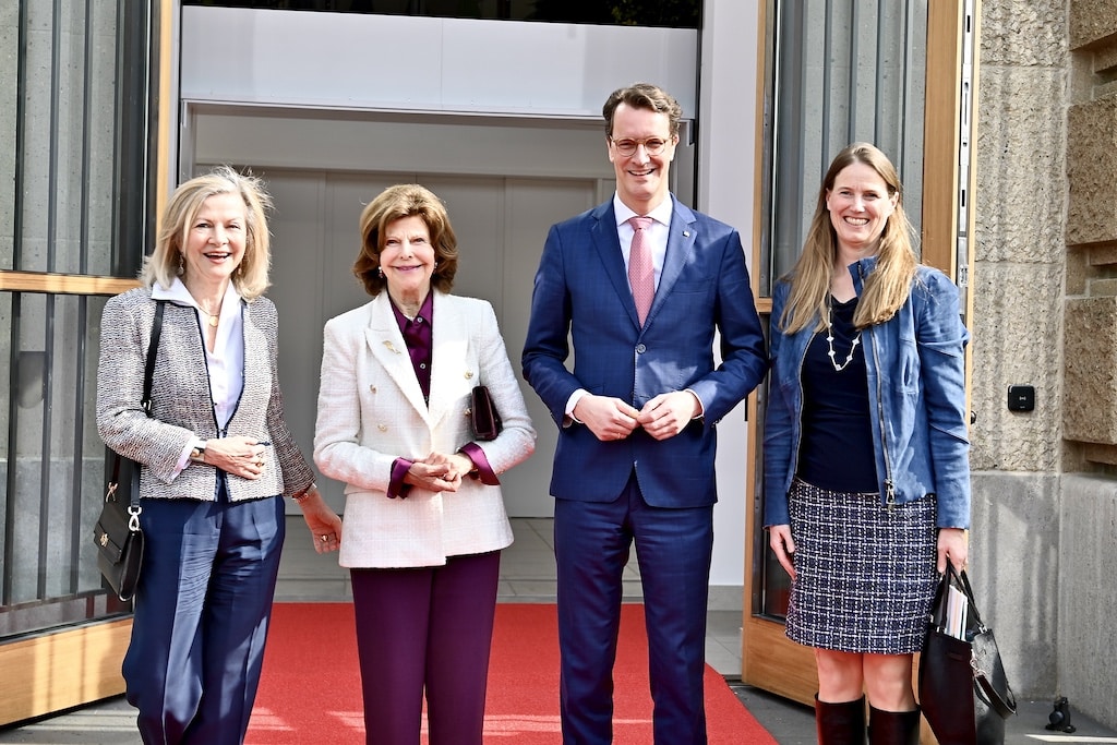v.l. Veronika Wand-Danielsson, die schwedische Botschafterin in Berlin, Königin Silvia von Schweden und Ministerpräsident Hendrik Wüst ganz rechts eine Dame des Protokolls © Lokalbüro