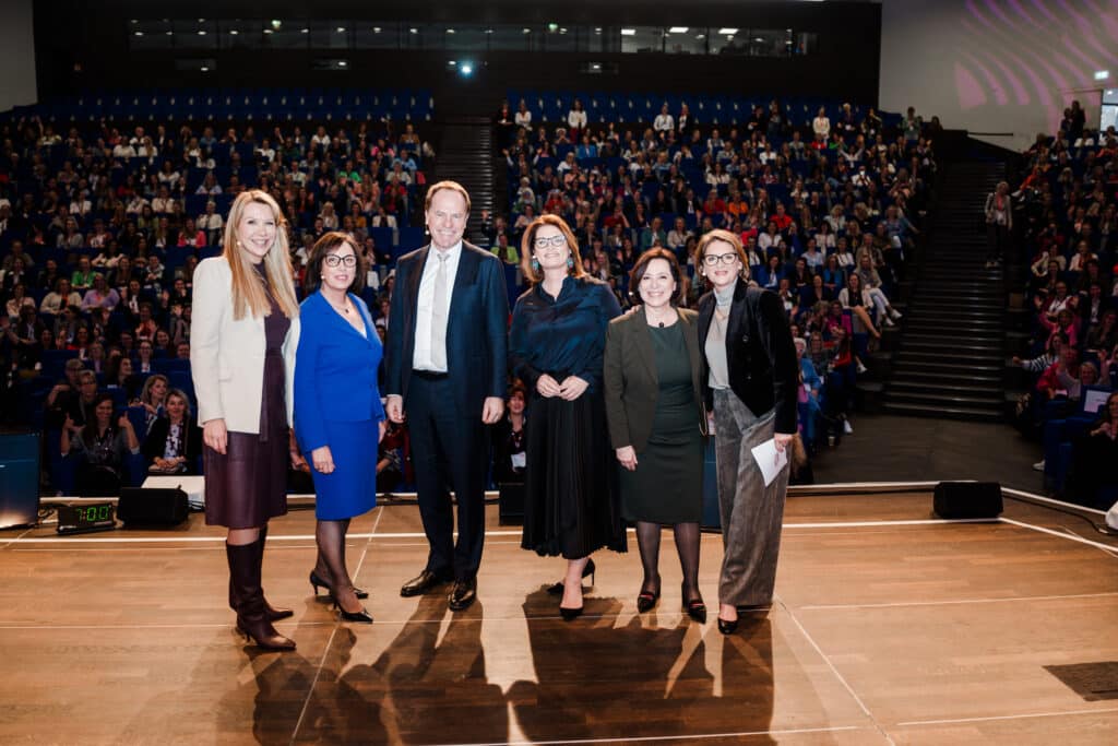 Die Initiatorinnen des ersten Female Network Festivals, das am 3. März 2026 stattfand. (V.l.n.r.): Annette Grabbe (Rheinbahn AG), Karin-Brigitte Göbel (Stadtsparkasse Düsseldorf), Dr. Charlotte Beissel (Stadtwerke Düsseldorf AG), Maria Kofidou (Düsseldorf Congress GmbH) zusammen mit dem Schirmherrn der Veranstaltung, OB Dr. Stephan Keller, sowie Annette Walz (Düsseldorf Congress GmbH)