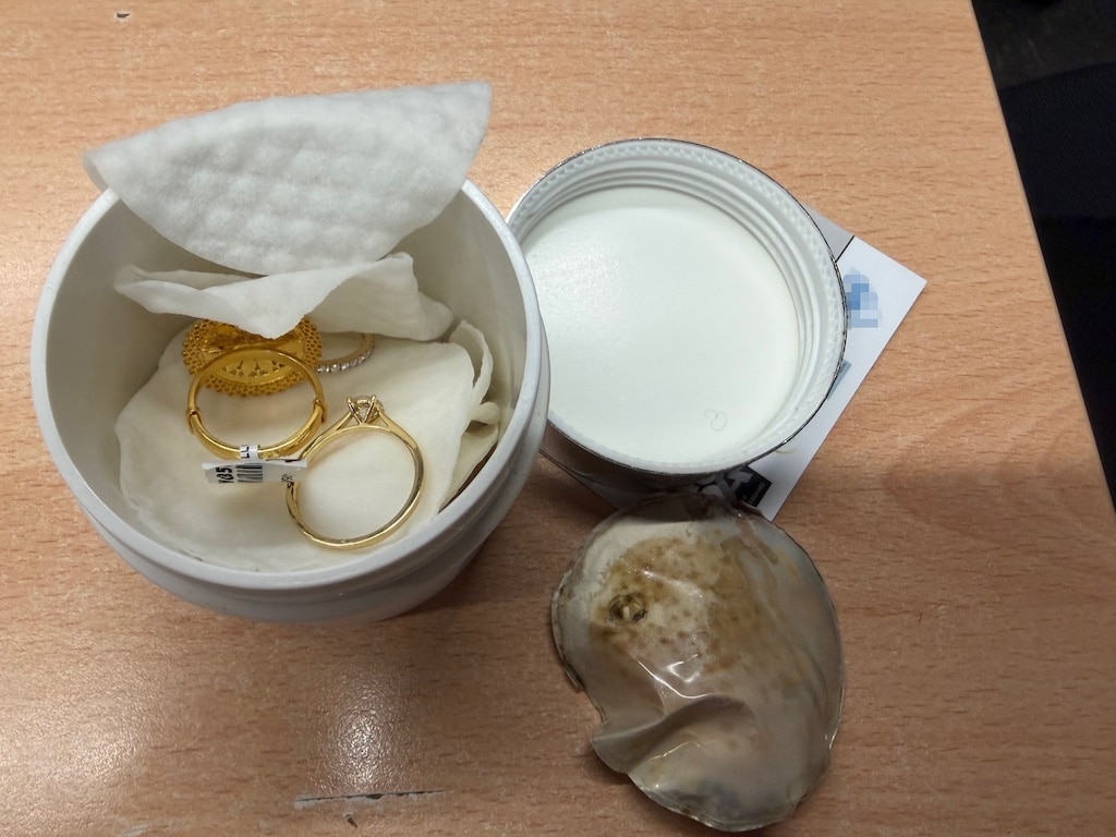 Goldschmuck in Cremedose © Hauptzollammt Düseldorf