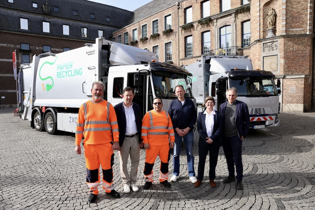 Stadtdirektor Burkhard Hintzsche (2.v.l.) und Umweltdezernent Jochen Kral (r.) haben gemeinsam mit Melanie Spengler, Geschäftsführerin der ZWD, und Ralf Krüger (3.v.r.), Betriebsleiter Papierrecycling der ZWD, zwei neue vollelektrisch betriebene Müllsammelfahrzeuge der Öffentlichkeit vorgestellt. Mit dabei waren auch die beiden Fahrer der neuen Fahrzeuge: Rolf Weißenberg (l.) und Abdel Atalsi (3.v.l.). © Landeshauptstadt Düsseldorf/Ingo Lammert