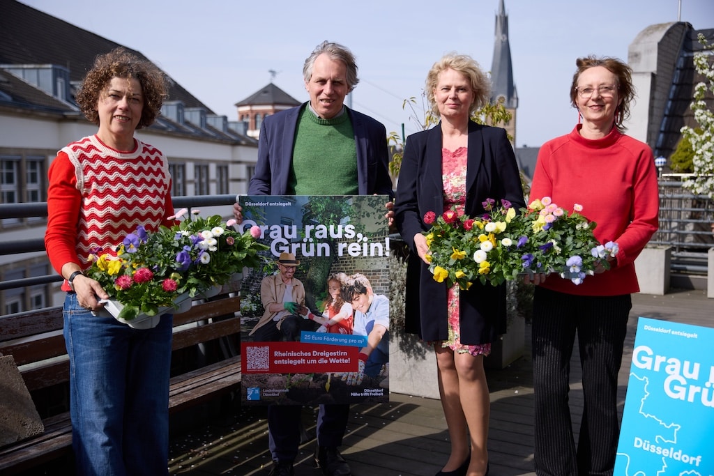 Die drei Städte Bonn, Düsseldorf und Köln starten einen Städtewettbewerb zur Begrünung von versiegelten privaten Flächen. Umweltdezernent Jochen Kral hat gemeinsam mit der Gartenexpertin Melanie Unterberg (l.), WDR-Lokalzeit, Nachhaltigkeitsmanagerin Marita Krüssel, Investor Relations und Nachhaltigkeit bei der Provinzial, und Renate Böhm (r.), Vorsitzende Verein pro Düsseldorf, die Entsieglungsaktion vorgestellt. © Landeshauptstadt Düsseldorf/Lasse Rotthoff