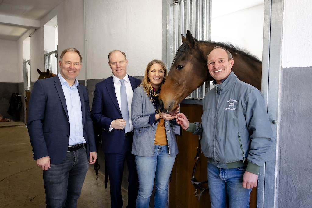 Helmut Christian Stolzenhoff, Dr Alexander Bethke-Jaenicke, Andrea Höngesberg und Sascha Smrczek, vl, mit Wall ach Stay First © Anne Orthen