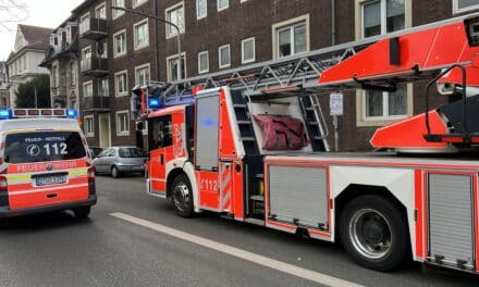 Zimmerbrand in Lörick: Feuerwehr verhindert Ausbreitung – keine Verletzten