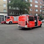 Feuer in Mehrfamilienhaus in Bilk: Feuerwehr rettet drei Menschen über Treppenhaus