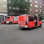 Feuer in Mehrfamilienhaus in Bilk: Feuerwehr rettet drei Menschen über Treppenhaus