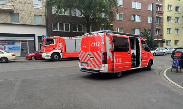 Feuer in Mehrfamilienhaus in Bilk: Feuerwehr rettet drei Menschen über Treppenhaus
