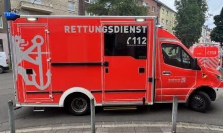 Auto überschlägt sich auf dem Kennedydamm – Fahrgast schwer verletzt