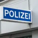 Räuberischer Autodiebstahl endet nach Verfolgungsjagd an Pollern in Oberbilk