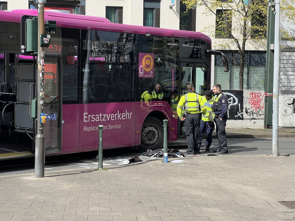 Die Frau wurde von dem vorderen Reifen erfasst © Lokalbüro