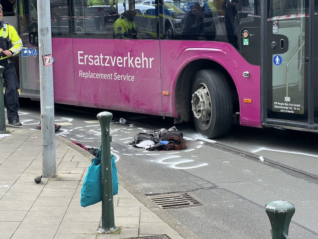 Die ältere Dame wurd von dem Vorderreifen erwischt © Lokalbüro