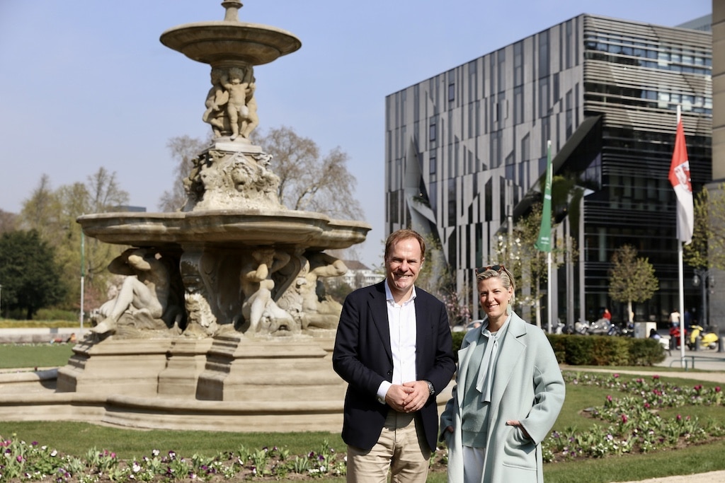 Oberbürgermeister Dr. Stephan Keller und Andrea Greuner (M.), Geschäftsführerin der IG Kö, beim Frühjahrsputz an der Kö.Der Schalenbrunnen auf dem Corneliusplatz erhielt in diesem Jahr sogar eine Intensivbehandlung: Im Rahmen einer professionellen Reinigung wurden nicht nur Verschmutzungen entfernt, sondern auch kleinere Fehlstellen fachgerecht instandgesetzt. © Landeshauptstadt Düsseldorf/Ingo Lammert