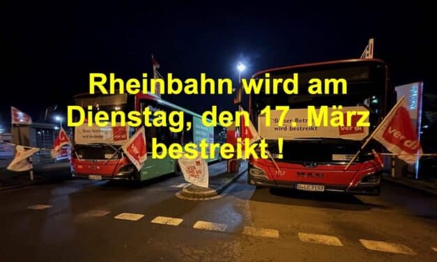 Pendler und Fahrgäste im öffentlichen Nahverkehr müssen sich zu Wochenbeginn auf erhebliche Einschränkungen einstellen. Die Gewerkschaft ver.di hat für Montag und Dienstag, 16. und 17. März, zu einem zweitägigen landesweiten Warnstreik im kommunalen Nahverkehr in Nordrhein-Westfalen aufgerufen. Betroffen sind rund 30.000 Beschäftigte in mehr als 30 kommunalen Verkehrsunternehmen.  Der Ausstand ist Teil der laufenden Tarifverhandlungen zwischen der Gewerkschaft und dem Kommunalen Arbeitgeberverband Nordrhein-Westfalen (KAV NW). Nach zwei Verhandlungsrunden liege weiterhin kein Angebot der Arbeitgeber vor, teilte ver.di mit. Stattdessen hätten diese lediglich Gegenforderungen präsentiert.  Der Streik ist in zwei Phasen organisiert. Am Montag sind landesweit Beschäftigte aus Verwaltung und Kundenzentren zum Warnstreik aufgerufen. Am Dienstag folgt der Fahrdienst: Dann sollen Busse und Straßenbahnen in ganz Nordrhein-Westfalen von der ersten Frühschicht bis zur letzten Spätschicht weitgehend stillstehen. Nicht betroffen sind S‑Bahnen sowie Regionalzüge.  Nach Angaben der Gewerkschaft soll die Struktur des Warnstreiks deutlich machen, wie viele unterschiedliche Berufsgruppen täglich den Betrieb des Nahverkehrs sichern. „Der Nahverkehr funktioniert nur, weil jeden Tag viele Berufsgruppen zusammenarbeiten – in Leitstellen, Werkstätten, Kundenzentren und im Fahrdienst“, erklärte ver.di-Verhandlungsführer Heinz Rech.  Im Zentrum der Tarifrunde stehen laut Gewerkschaft vor allem Verbesserungen der Arbeitsbedingungen. Gefordert wird unter anderem eine Reduzierung der Wochenarbeitszeit von derzeit 39 auf 37 Stunden bei vollem Lohnausgleich. Außerdem verlangt ver.di höhere Zuschläge für Sonntagsarbeit sowie Entlastungen bei Schichtdiensten.  Schon jetzt sei der Personalmangel in vielen Verkehrsbetrieben deutlich spürbar. In zahlreichen Städten komme es bereits regelmäßig zu Ausfällen und Einschränkungen. „Wenn sich an den Arbeitsbedingungen nichts ändert, wird der Nahverkehr auch ohne Streiks künftig spürbar häufiger ausfallen“, sagte Rech. Deshalb müsse in den Tarifverhandlungen endlich Bewegung kommen.  Die Gewerkschaft zeigte zugleich Verständnis für den Ärger vieler Fahrgäste. Ein Streik sei für die Beschäftigten „kein Selbstzweck“, betonte Rech. Sollte jedoch weiterhin kein Angebot der Arbeitgeber vorgelegt werden, sehe man keine andere Möglichkeit, den Forderungen Nachdruck zu verleihen. „Der Ball liegt jetzt bei den Arbeitgebern, eine weitere Eskalation des Konflikts zu verhindern.“  Die nächste Verhandlungsrunde zwischen ver.di und dem Arbeitgeberverband ist für den 24. März angesetzt. Bis dahin müssen sich Fahrgäste zunächst auf einen deutlich eingeschränkten Nahverkehr einstellen.