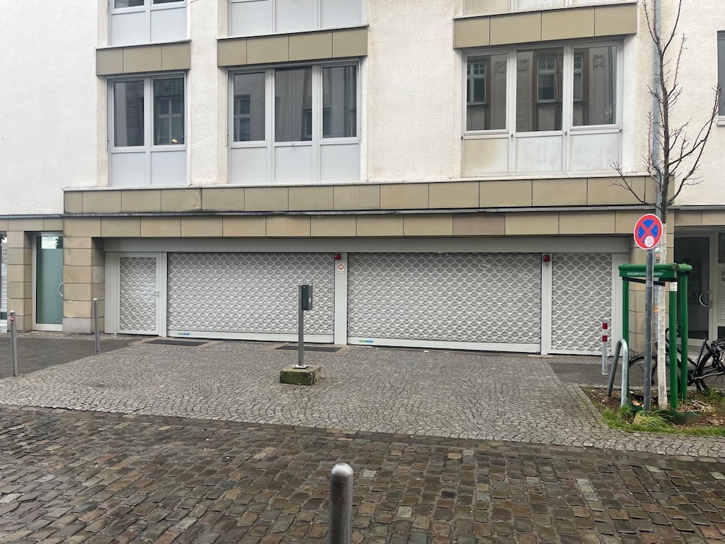 Parkhaus Ein- und Ausfahrt zum Parkhaus in der Schulstraße © Lokalbüro