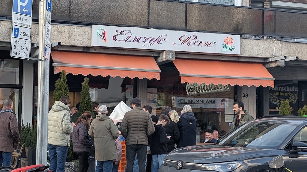 Schlange stehen mit einem Lächeln © Gabriele Schreckenberg