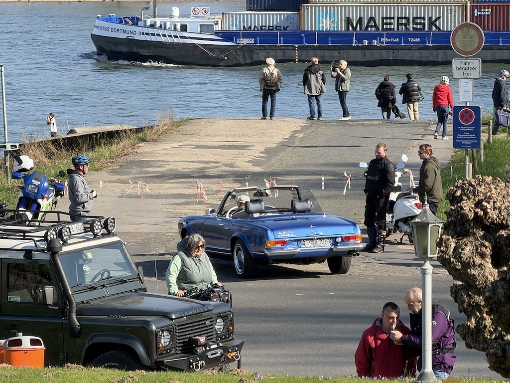 Bis zum 15. April haben Auto-, Motorrad- und Radfahrer noch zu warten. Dann soll die Fähre bei Kaiserswerth wieder den Betrieb aufnehmen. © Manfred Fammler