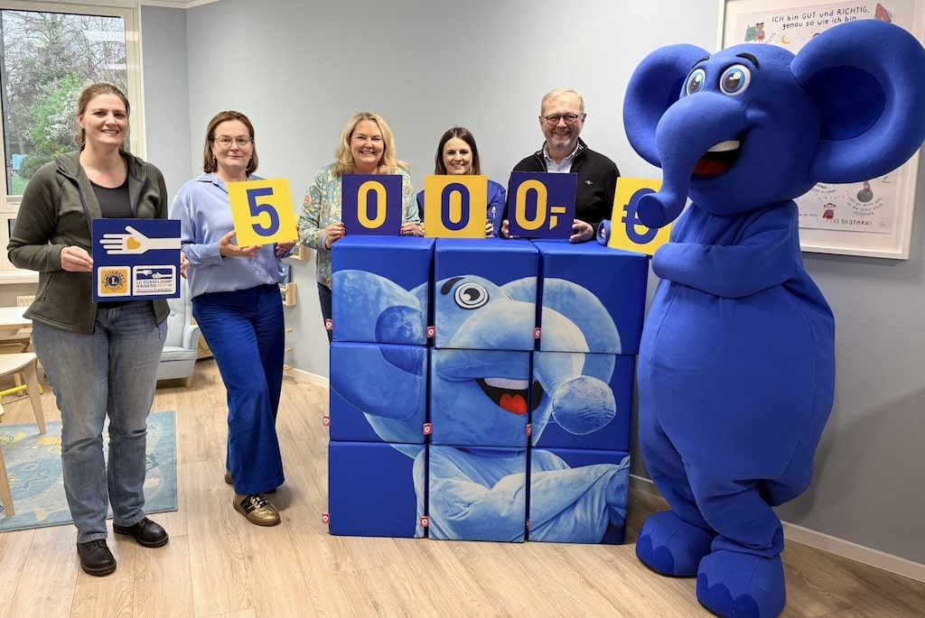 Hahn im Korb war Rene Janssen vom Lions Club Düsseldorf-Kaiserswerth bei der Spendenübergabe von 5.000 Euro an die Koordinatoren vom Kinderschutzbund Düsseldorf © Lions Club Düsseldorf-Kaiserswerth