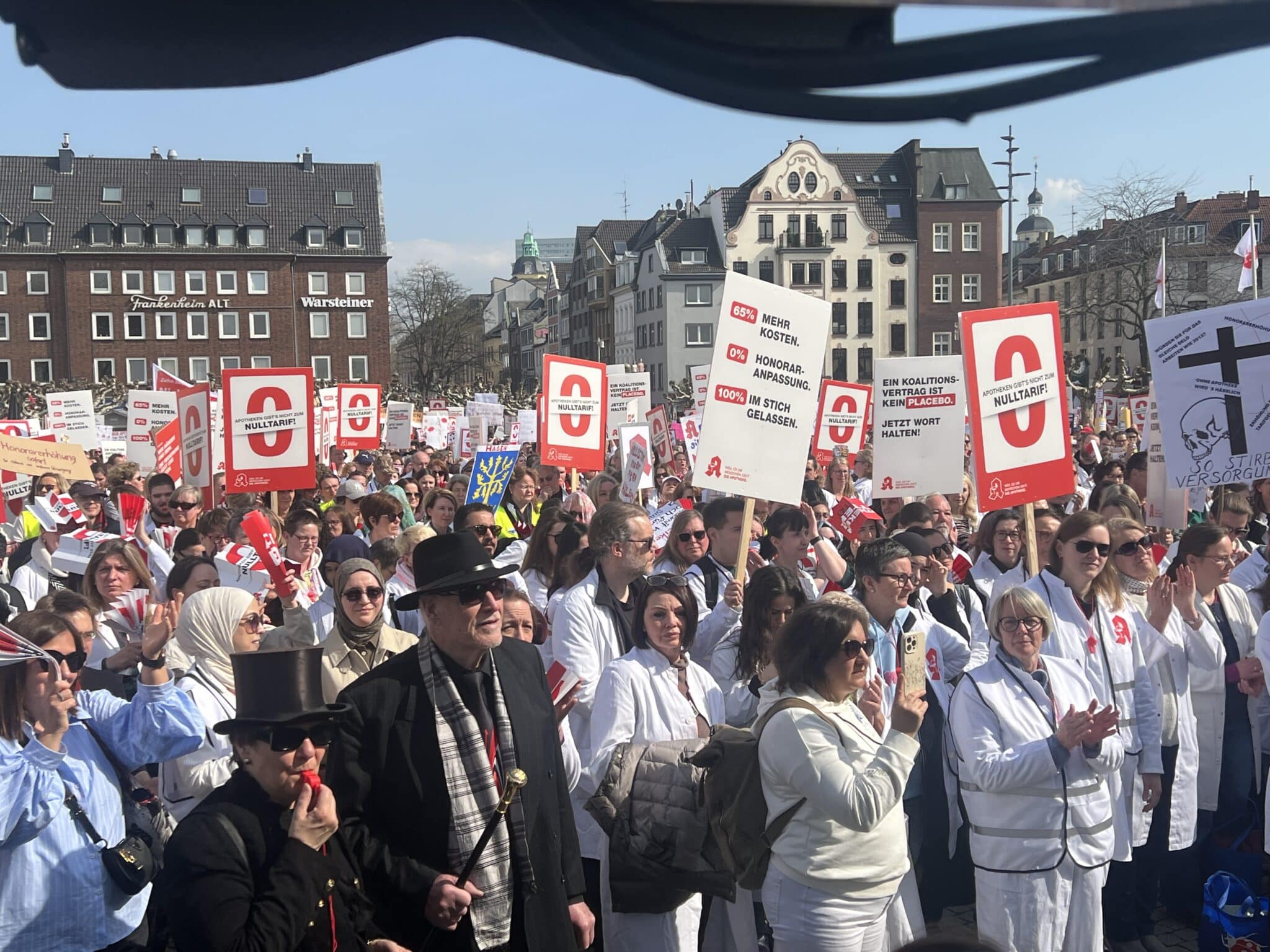 Apotheker demonstrieren auf dem Burgplatz © Lokalbüro