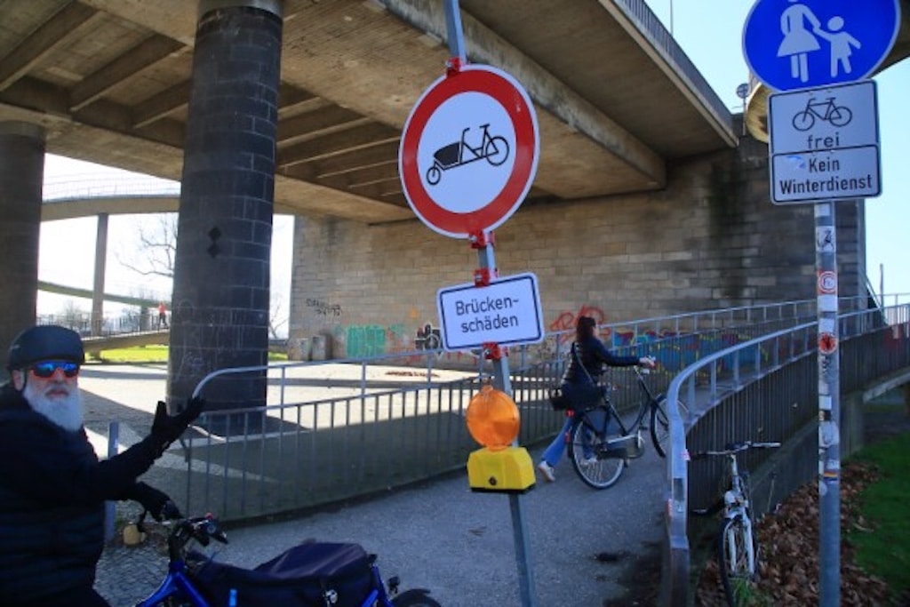 Seit heute (1. April 2026) gesperrt für Lastenräder - Radweg auf der Theodor-Heuss-Brücker ©ADFC Düsseldorf - dieses Foto darf lizenzfrei im Rahmen dieser Pressemitteilung genutzt werden. Dieses Bild ist NICHT KI-generiert.