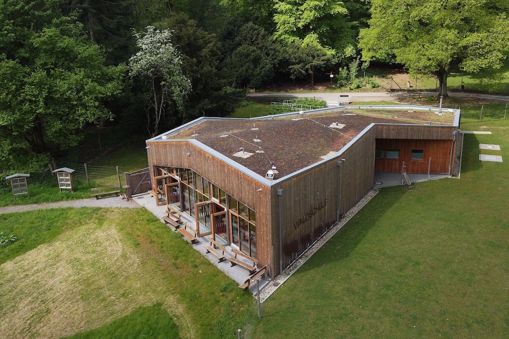 Auch 2025 war die Waldschule ein gefragter Lernort: In 518 Bildungsangeboten haben rund 4.500 Kinder und Jugendliche den Wald als Lern- und Erlebnisraum erfahren. Besonders gefragt waren Programme für Grundschulklassen sowie Angebote für Kindertagesstätten.© Landeshauptstadt Düsseldorf/David Young