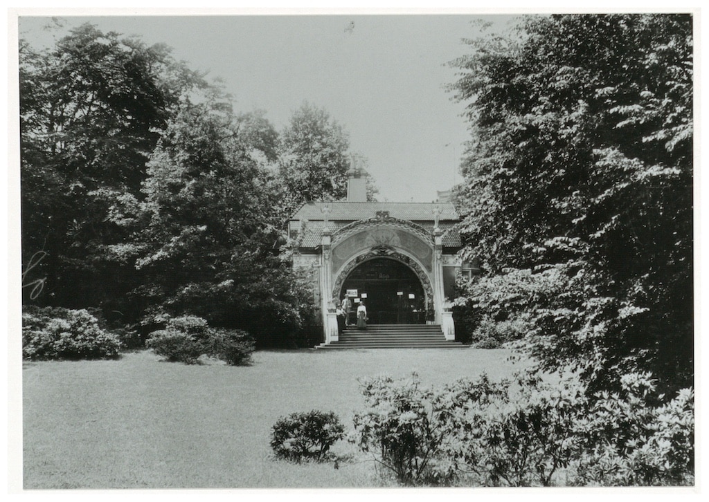 Das Majolikahäuschen als Milchhalle an der Südseite der Schützenwiese im Hofgarten. Fotograf unbekannt, 1902 © Landeshauptstadt Düsseldorf/Stadtarchiv