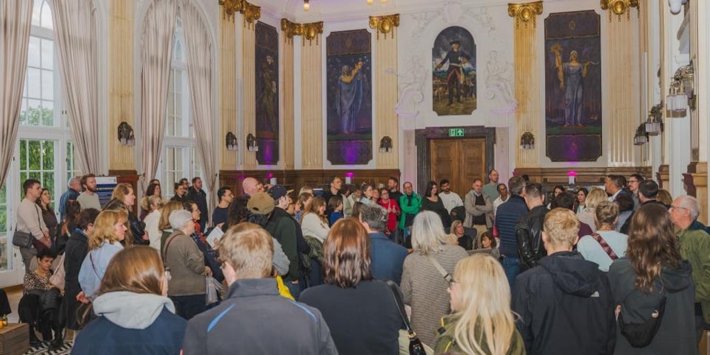 1600 Besucherinnen und Besucher kamen am Samstag zur Nacht der Künste in das Schlösschen der Bezirksregierung Düsseldorf.Der Künstler Kurt Holger Jäger, Kurator Colmar Schulte-Goltz, Regierungspräsident Thomas Schürmann und Regierungsvizepräsidentin Andrea Rieger (v.l.) stellten moderne Kunst in dem historischen Gebäude vor. © Bezirksregierung Düsseldorf