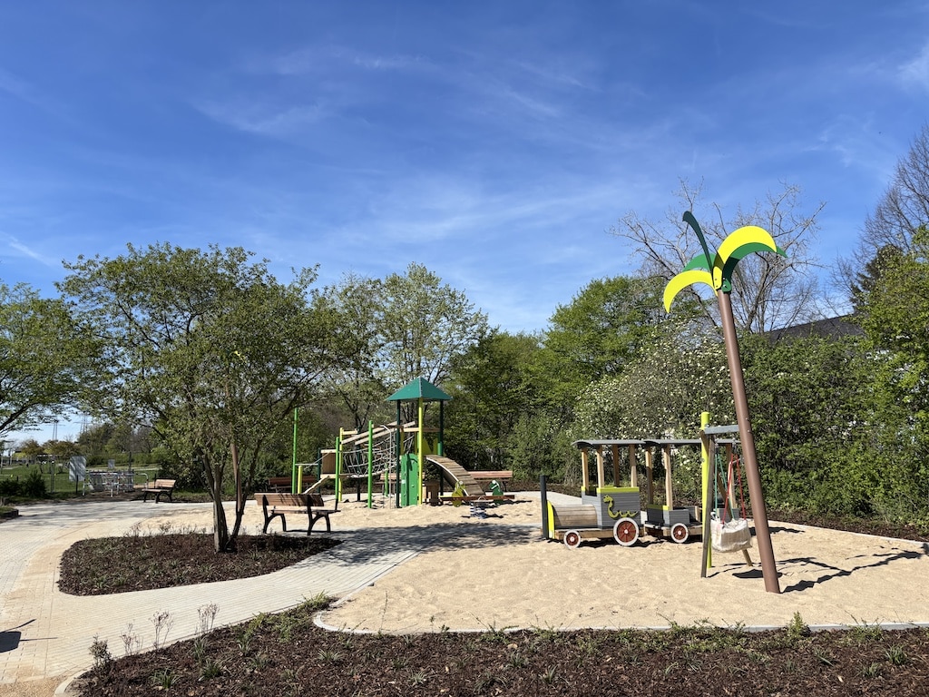 Eröffnung am 24. April: Der neue Kinderspielplatz an der Nixenstraße lädt zum Spielen im Dschungel ein. © Landeshauptstadt Düsseldorf/Gartenamt