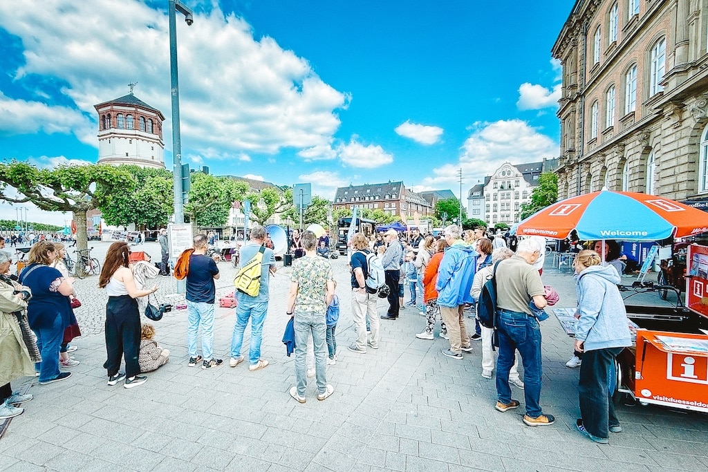 Die Vorbereitungen für den Rad-Aktionstag 2026 laufen. Das Archivfoto zeigt das bunte Treiben am Rathausufer, Ecke Burgplatz im Vorjahr. © Landeshauptstadt Düsseldorf, Amt für Verkehrsmanagement