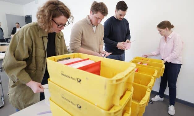 1.100 Ehrenamtliche zählen Stimmen – Zaum würdigt Einsatz beim Ratsbürgerentscheid