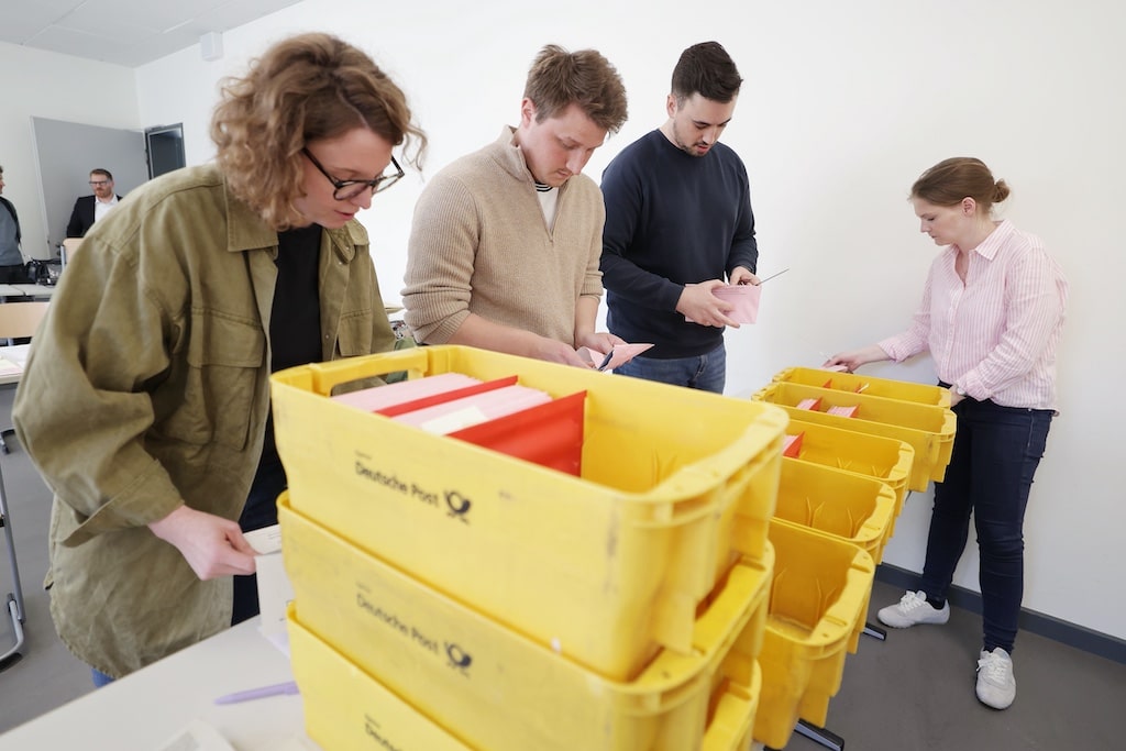 Rund 1.000 Ehrenamtliche sind bei der Auszählung des Ratsbürgerentscheids in Düsseldorf im Einsatz. © Landeshauptstadt Düsseldorf/ David Young