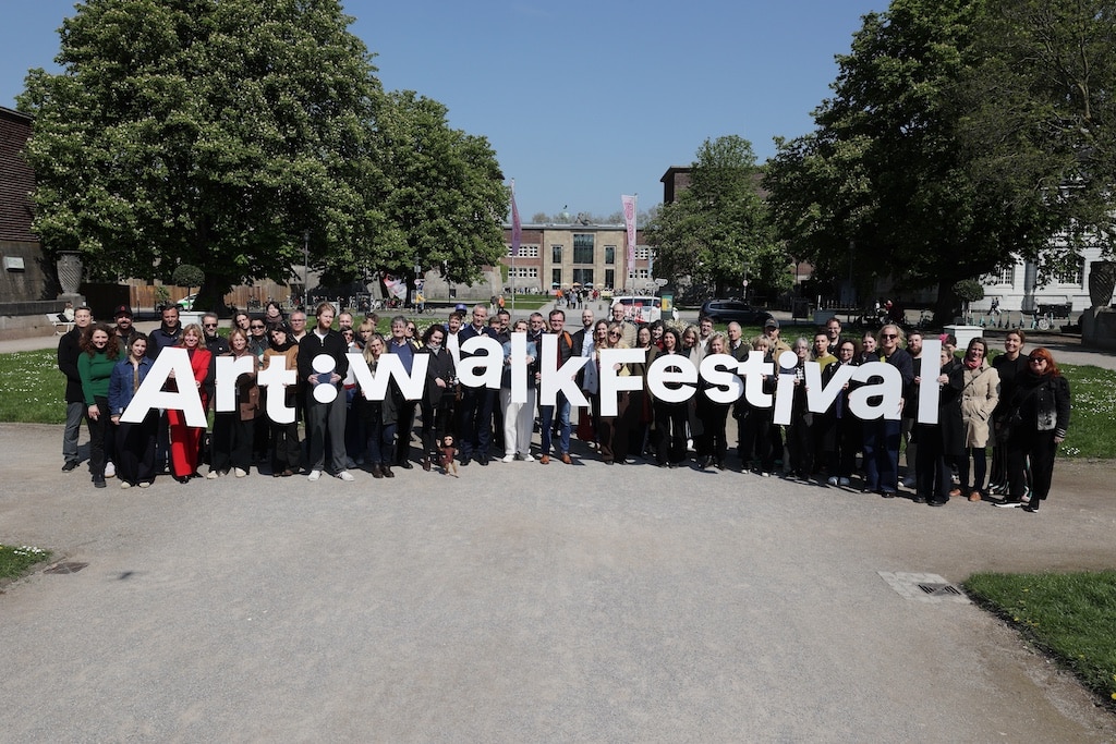 Über 70 Museen, Theaterbühnen und weitere Kulturorte öffnen zum  ersten Art:walk Festival am 13. und 14. Juni 2026 ihre Türen: Gruppenfoto mit  Kulturamtsleiterin Angélique Tracik (1. Reihe, 2. v. l.) und Teilnehmenden des Festivals © Landeshauptstadt Düsseldorf/David Young