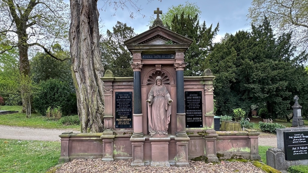 Das Düsseldorfer Garten-, Friedhofs- und Forstamt lädt Bürgerinnen und Bürger ein, sich aktiv für das kulturelle Erbe der Stadt zu engagieren: Mit einer Patenschaft für ein Grabmal auf den städtischen Friedhöfen haben Interessierte die Möglichkeit, historisch und künstlerisch bedeutsame Grabstätten zu erhalten – und damit gleichzeitig ein Stück Stadtgeschichte zu bewahren. © Landeshauptstadt Düsseldorf/Gartenamt