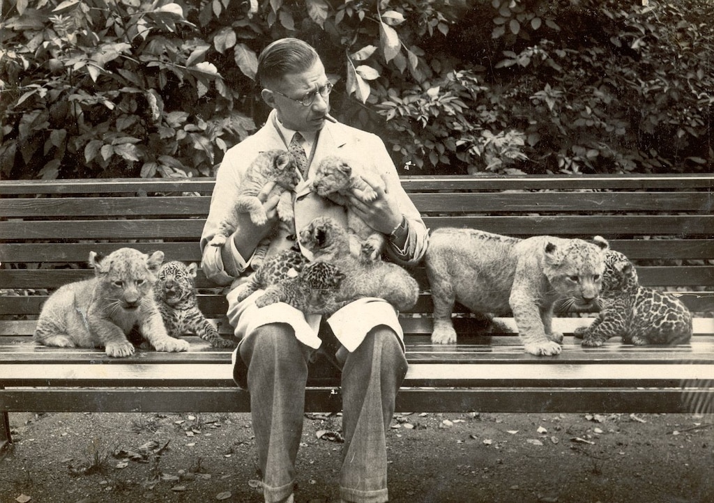 Zoodirektor Dr. Aulmann mit jungen Raubkatzen in den 1920er-Jahren © Oskar Hartung/Aquazoo Löbbecke Museum