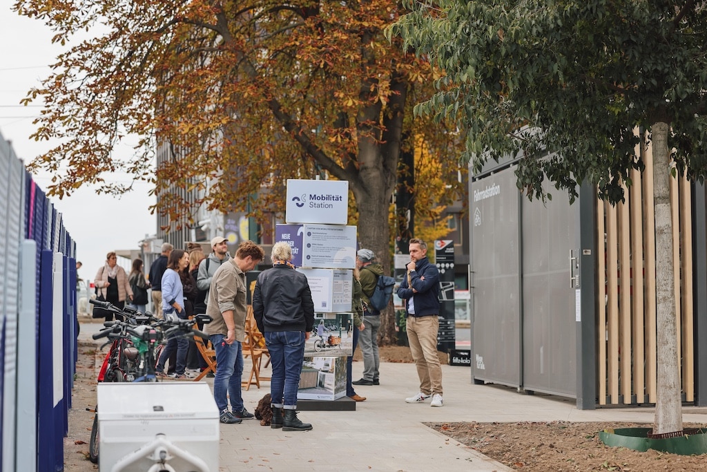 MobilitätStation, Wehrhahn S, InfotagDas Archivbild zeigt einen Blick auf den Infotag an der Mobilitätsstation Wehrhahn S. Ähnlich wird es auch beim Infotag an der Scheibenstraße aussehen. © Connected Mobility Düsseldorf