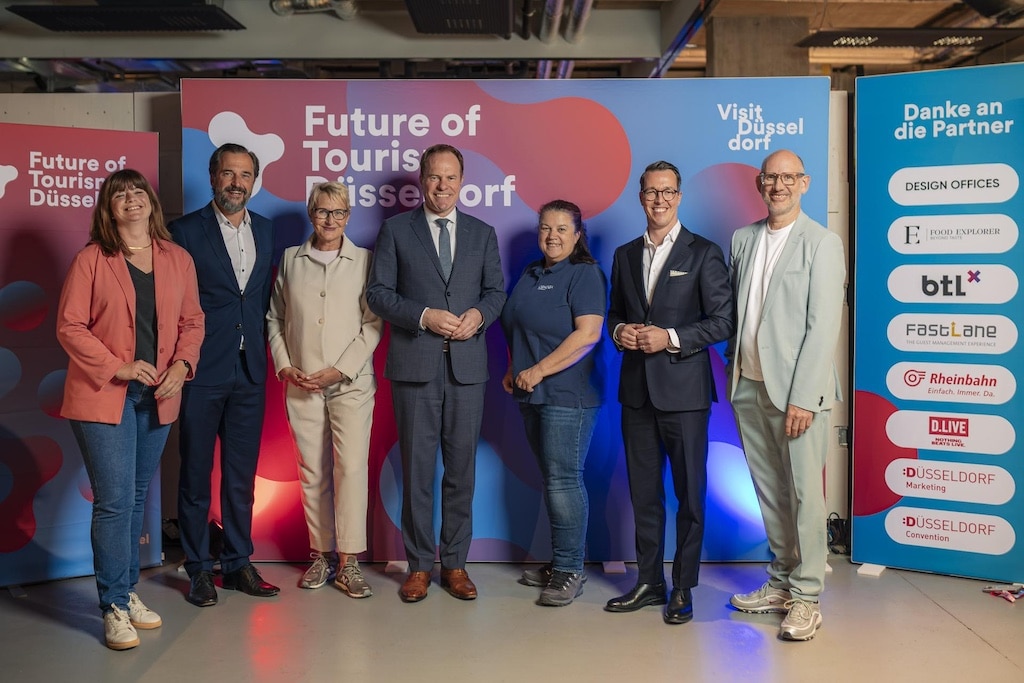 v.l.n.r.: Tina Schmidt, IHK Düsseldorf; Thorben Meier, Düsseldorf Marketing; Dr. Heike Döll-König, Tourismus NRW e.V.; Dr. Stephan Keller, Oberbürgermeister der Landeshauptstadt Düsseldorf; Isa Fiedler, DEHOGA Nordrhein e.V.; Jens Ihsen, Visit Düsseldorf; Michael Brill, D.LIVE © Visit Düsseldorf